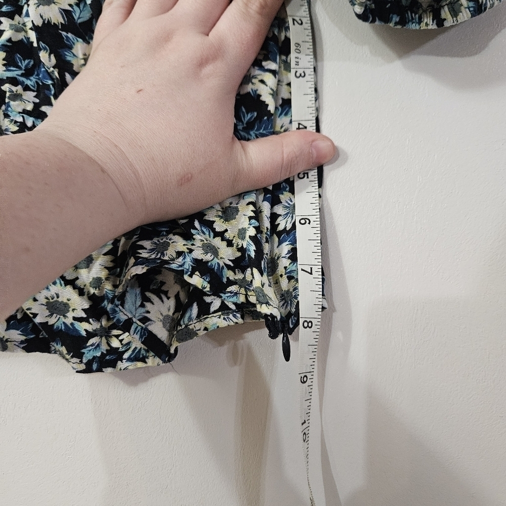 Motel Floral Puff Sleeve Crop Top! - Picture 6 of 6